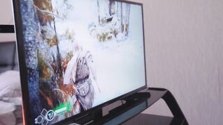 Gamer kisasszony konzolozás helyett dákót kap