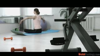 Jogázó tini bulát közösül popóba az edő