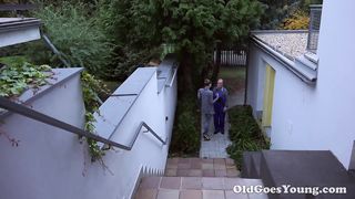 Fater lerendezi a tini nőcit