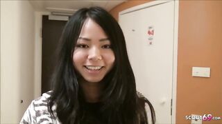Japán fiatal hölgyemény kipróbálja a nagy barna hímvesszőt