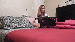 Tini kisasszony pornóra peckezik