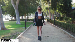 Tushy - Chloe Temple popója megdugva