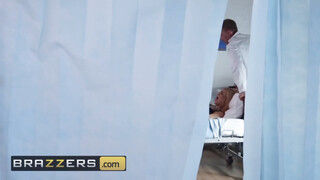 Brazzers - Bonnie Rotten hátsó bejáratban az óriás kuki