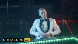 Brazzers - Blanche Bradburry méretes kárót kap a análjába
