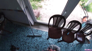 Tetovált orosz tini hölgyemény a medencénél kúrel