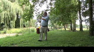 Oldje - Öreg pasi reszeli a tini hölgyeményt