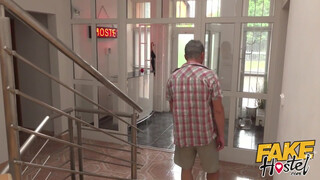 Fake Hostel - Fiatal turista spiné punciba baszva