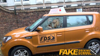 Fake Driving School - debella hölgyemény alig fér el a autóban