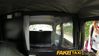 FakeTaxi szexy vörös picsa extra kannákkal