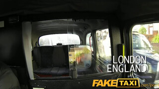FakeTaxi világos szőke lányt nem nagyon zavarja az idősebb pöcs