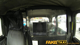 FakeTaxi kanos muffot meglepetés éri a hátsó ülésen