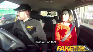 Fake Driving School hétköznapi kiscsaj csattogó csöcsökkel
