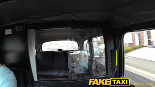 FakeTaxi gyönyörű csaj engedi análba is