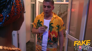 Fake Hostel afrikai nőci és egy brazil bula közösen
