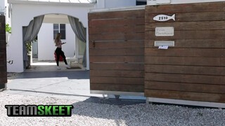 TeenPies - Kali Roses borotvált picsája megdöngetve