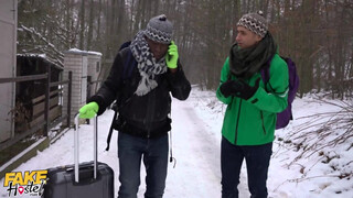 Méretes csöcsű tini picsa és a turista srácok - Fake Hostel
