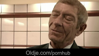 Magyar pornófilmes picsa dug vén csávóval - Oldje