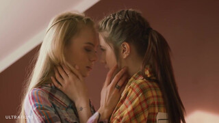 UltraFilms - Nancy Ace és Leah Maus nyalják egymást
