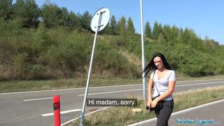 Hatalmas csöcsű tini kisasszony pénzért kefél - Public Agent