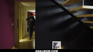 Canela Skin hátsója durván megrakva - Anal mom