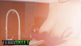 TeamSkeet - bögyös debella bige és a pici faszi esete