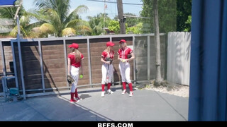 BFFS - Baseball ruhás csajok kúrni is tudnak