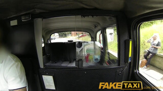 Faketaxi - szőrös pinájú milf hölgyemény kefél egyet