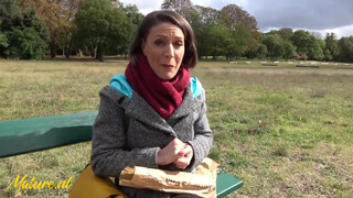Francia házastárs popsiba rakva