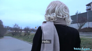 Public Agent - világos szőke barna spiné és a vastag nyeles aszpirin