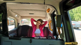 Fake Taxi - Sportos spiné meghágva a taxiban