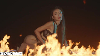 VIXEN - Rae Lil Black a dögös ázsiai csajszi