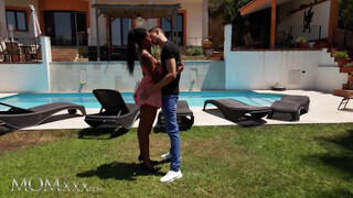 MOMxxx - Tina Fire a hatalmas didkós barna milf