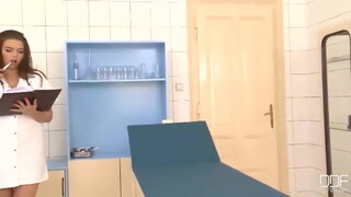 Csöcsös nővérke popóba rakva