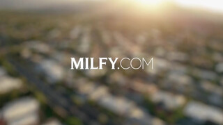 MILFY - Alexis a hatalmas didkós mami