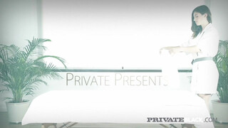 PrivateBlack - Julia Rocka a izgató masszőr spiné