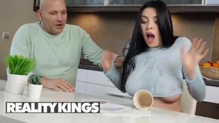 REALITY KINGS - Kira Queen a szomszéd sráccal baszik