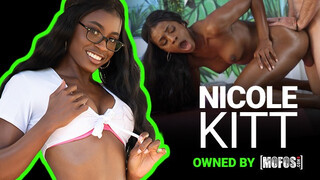 Mofos - Nicole Kitt a bombázó hatalmas cickós barna kisasszony