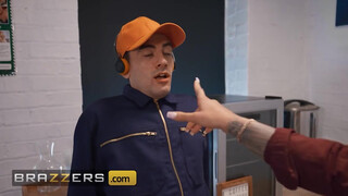 BRAZZERS - Irodai gyönyörű Cameron Cohen sarokba szorítja a takarítót, Jordit, és lenyeli a méretes farkát
