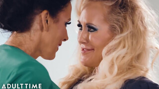Hatalmas didkós MILF-ek, Reagan Foxx és Brandi Love dugnak a tárgyalóban!