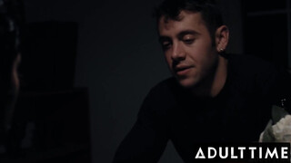 ADULT TIME - Kanos ex-fegyenc végre beteljesül a izgató sztriptíztáncosnő, Kenna James karjaiban