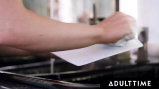 ADULT TIME - Rachael Cavalli-t a szexy tini bébiszitter ujjazza, majd nem tud ellenállni a lucskos leszbi 69-nek!