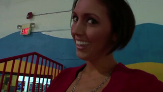 Dylan Ryder, fekete MILF hatalmas mellekkel imádja a durva farkat