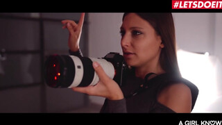 Shalina Devine és Talia Mint méretes fenekű román leszbi elcsábítja hetero spinét