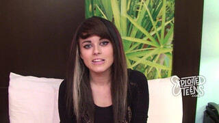 Aranyos és nagyon apró orosz tini szerepel ebben az amatőr videóban