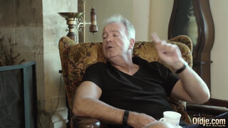 A gyönyörű és kanos tini arra kéri mostohanagypapáját, hogy reszeli meg a punciját kutyapózban alaposan