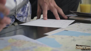 Bombázó spiné durván meghágva idős férfi által, aki a torkába élvez