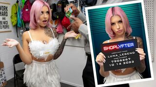 Szexy tini lebukik cukorkalopáson halloween jelmezben a boltban