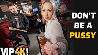 Bátor világos szőke pornófilmes reszeli idegen faszit a bárban