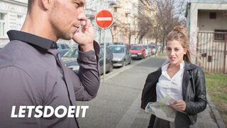 Lenyűgöző turista Silvia Dellai mélyen megrakva egy helyi pasi által