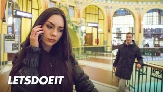 Arwen Gold szűk punciba vágyik egy külföldi rúdja kalandra